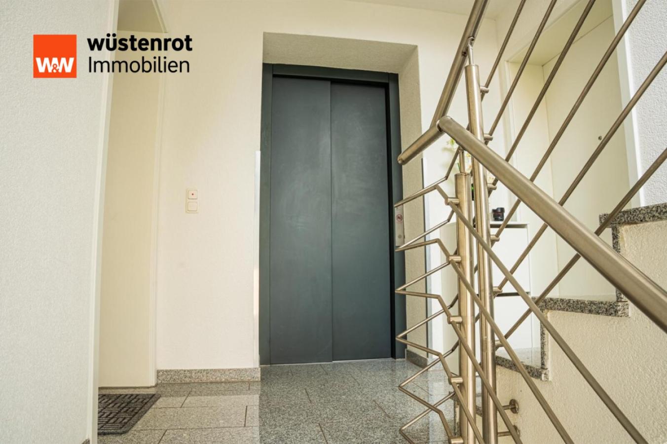 Treppenhaus mit Aufzug
