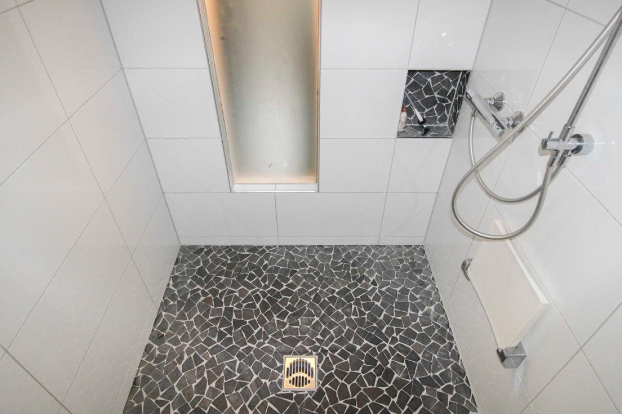 Ebenerdige Dusche im Keller