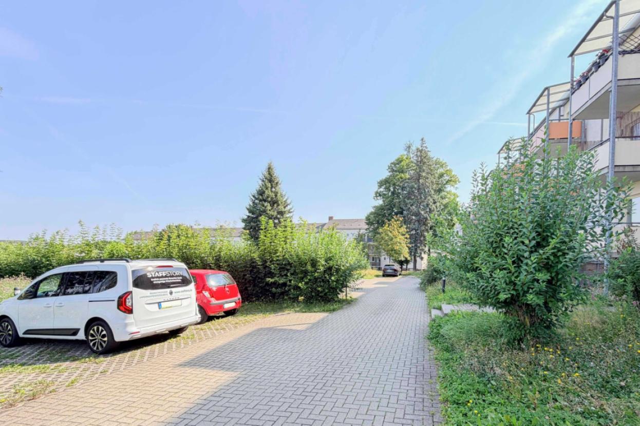 Zufahrt Haus und Stellplätze
