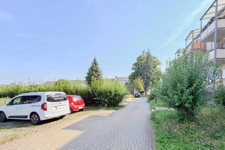 Zufahrt Haus und Stellplätze