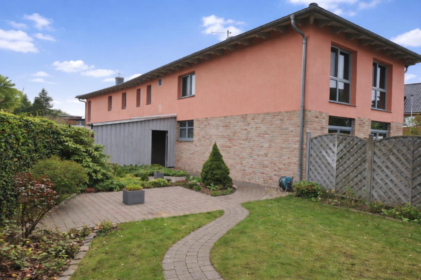 Garten und Hausansicht