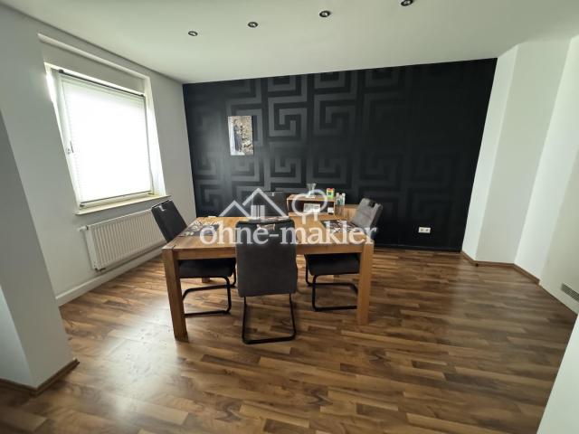 Wohn- Esszimmer mit Tisch