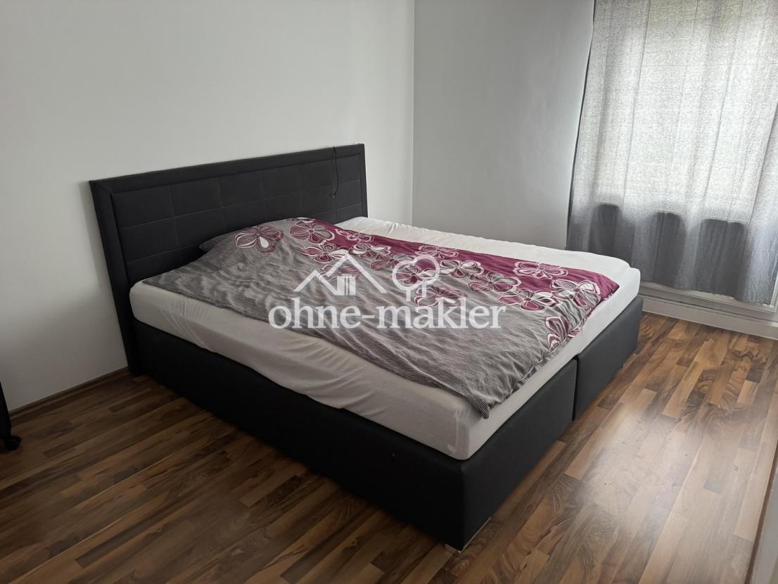 Schlafzimmer mit Doppelbett
