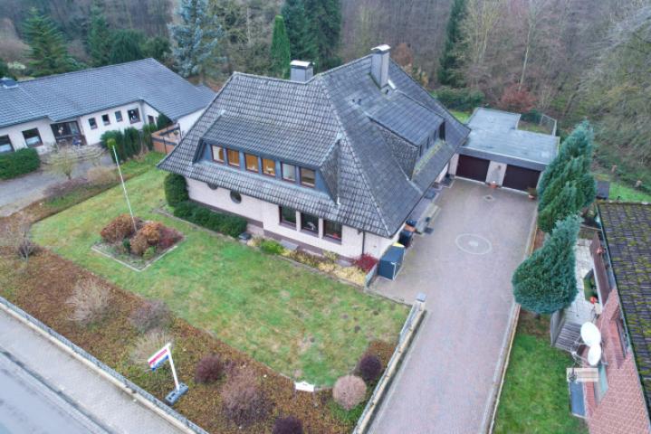 Ostansicht mit Garagen