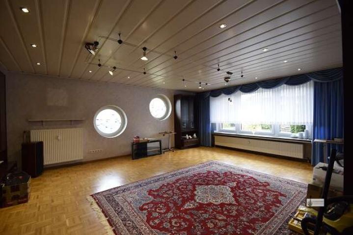 Großes Wohnzimmer im EG mit Parkettfußboden