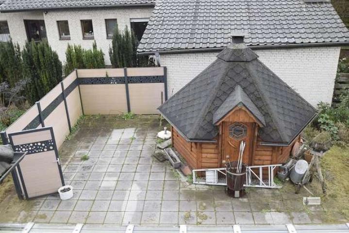 Blick zum finnischen Holzhaus