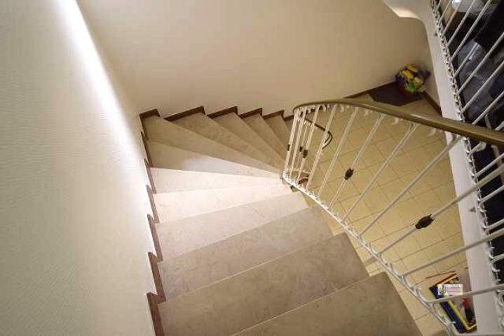 Steintreppe in den Keller
