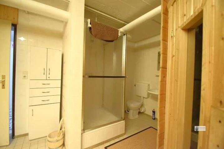 Dusche und Toilette im Saunakeller