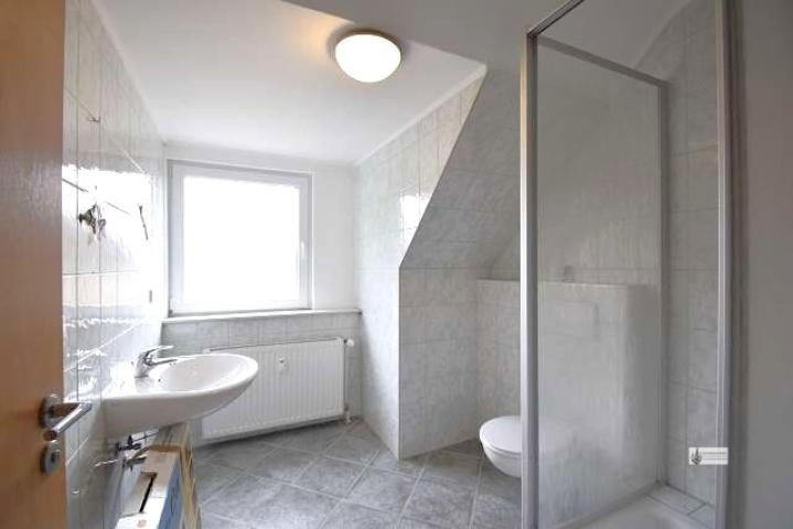 Badezimmer mit Dusche im OG