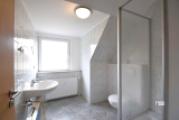 Badezimmer mit Dusche im OG