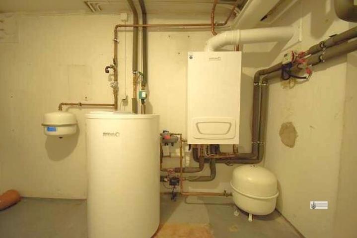 Brötje Gas Zentralheizung mit Warmwasserspeicher