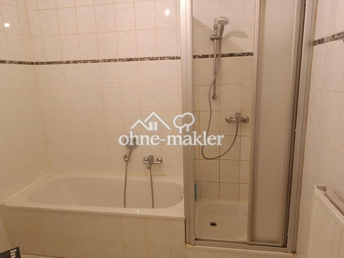 Bad (Wanne und Dusche)