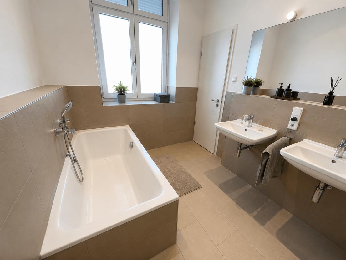 Bad mit Wanne 