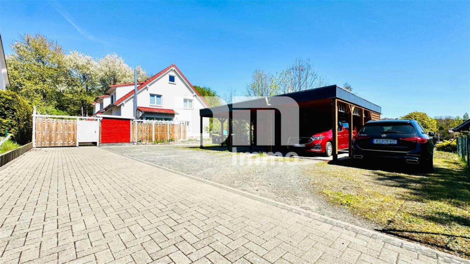 Zufahrt / Parkplatz 1 + Carport