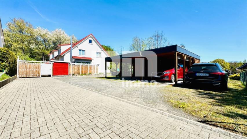 Zufahrt / Parkplatz 1 + Carport
