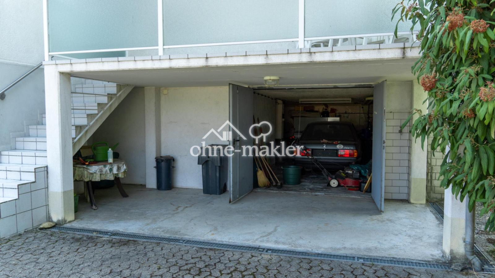Garage mit PKW-Stellplatz