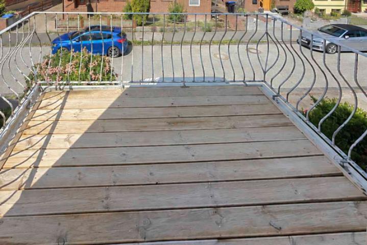 Balkon mit neu verlegtem Holz