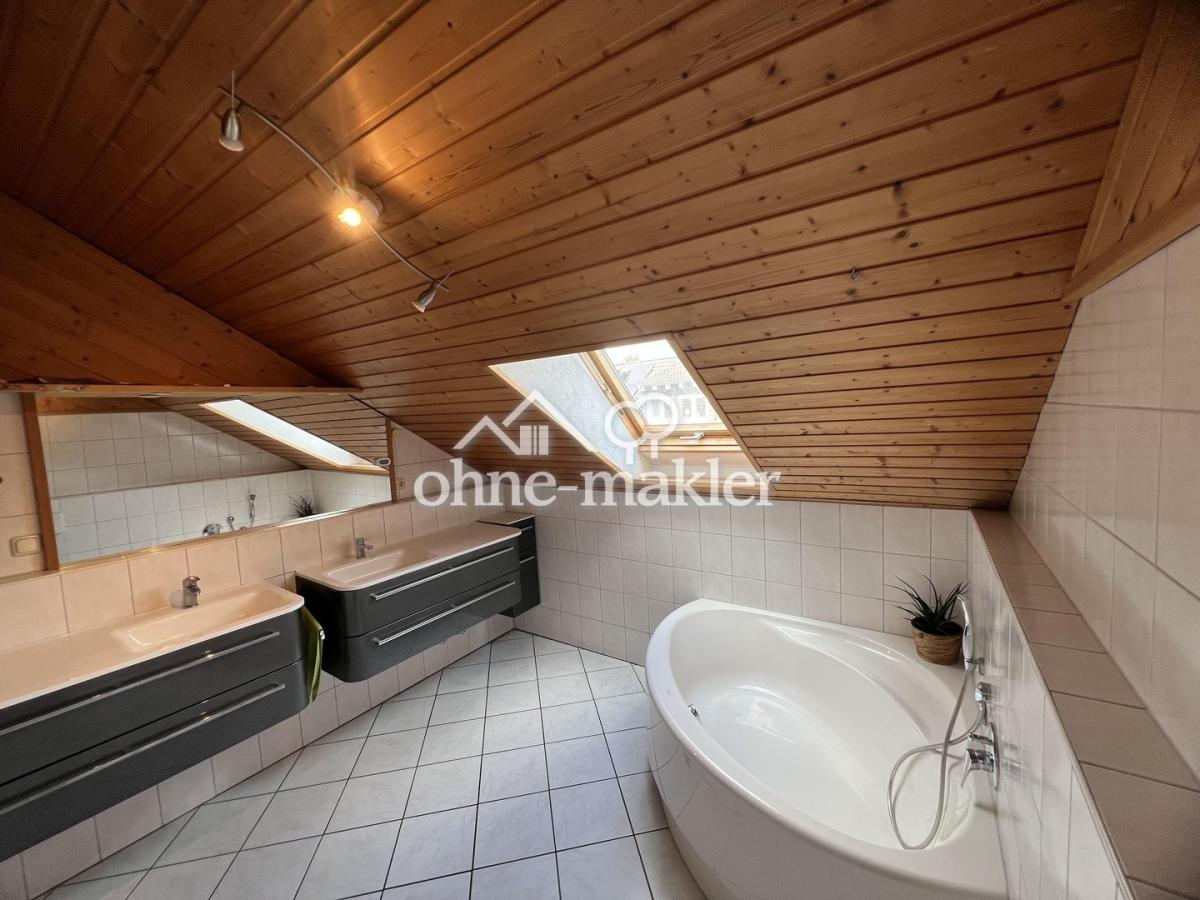 Hauptbad mit Badewanne
