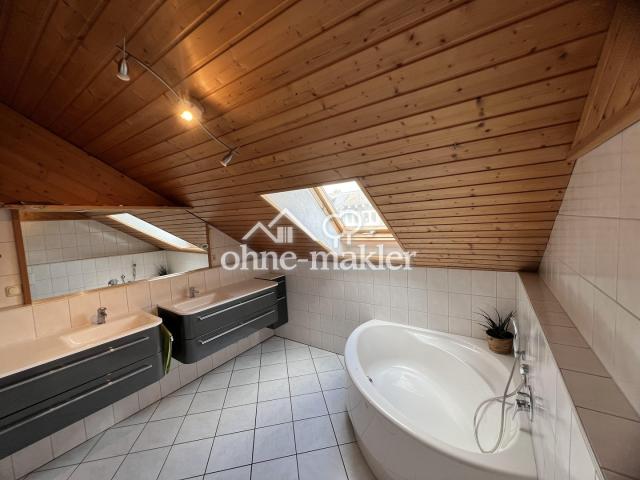 Hauptbad mit Badewanne