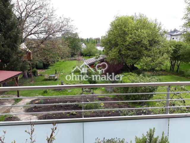 Blick von Balkon zu Garten