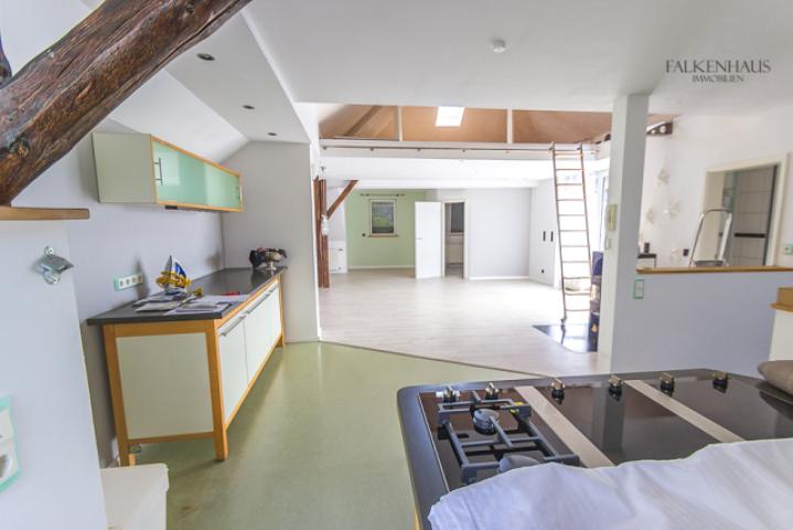 Blick aus der Küche in den Wohnraum