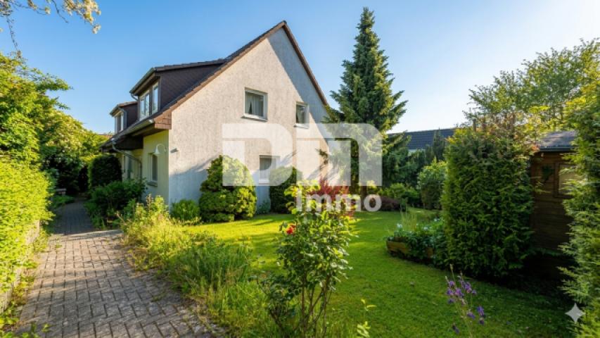 Zuweg / Gartenbereich