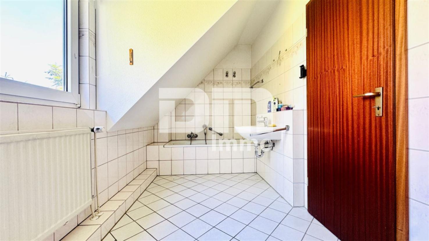 OG / DG Badezimmer / Wanne / Dusche