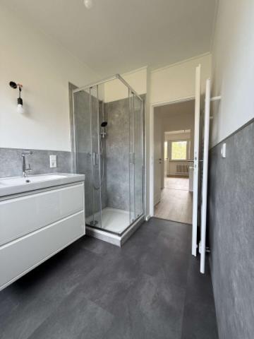 Modernes Duschbad