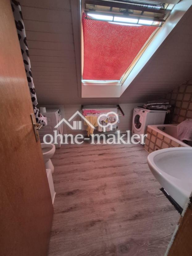 Bad mit Wanne und Dusche DG
