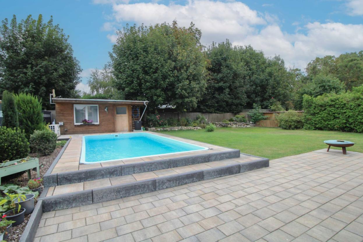 Garten und Poolbereich
