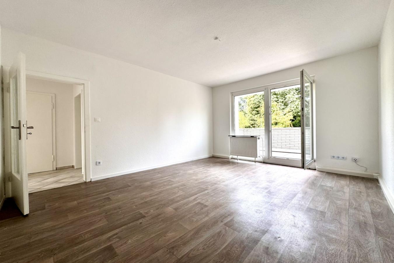 Wohnzimmer mit Balkonzugang