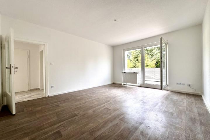 Wohnzimmer mit Balkonzugang