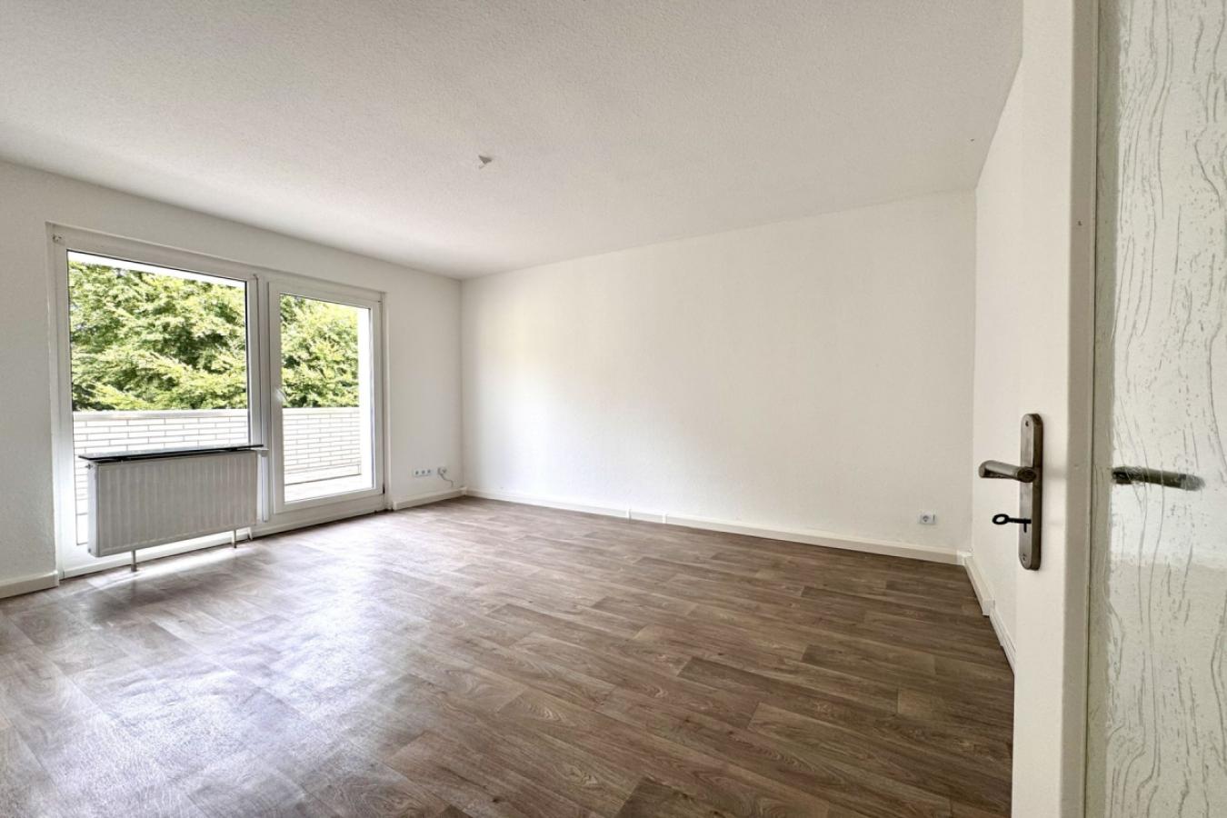 Wohnzimmer mit Balkonzugang