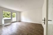 Wohnzimmer mit Balkonzugang
