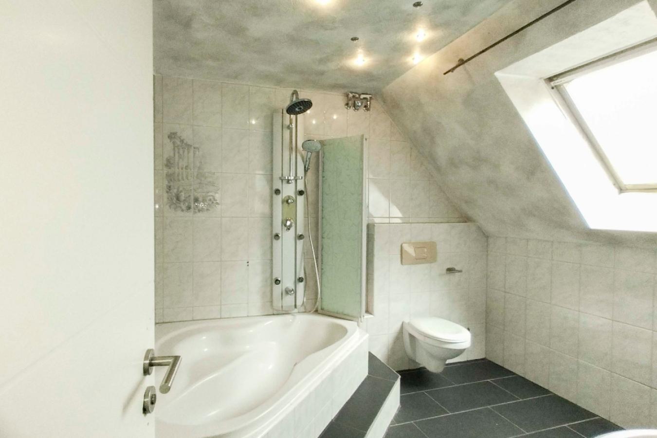 Badezimmer mit Eckbadewanne