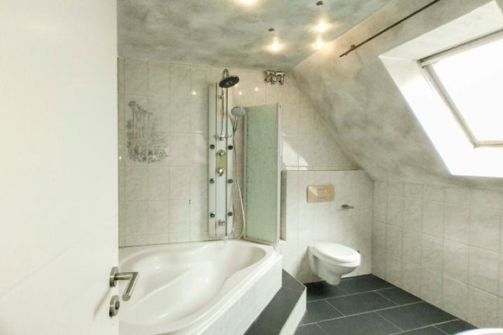 Badezimmer mit Eckbadewanne
