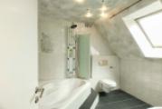 Badezimmer mit Eckbadewanne