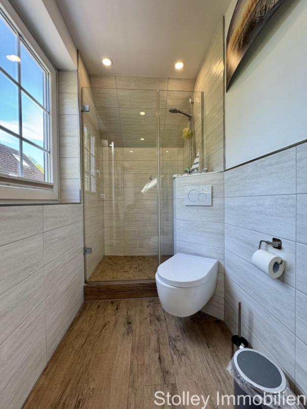 modernes Bad mit Dusche