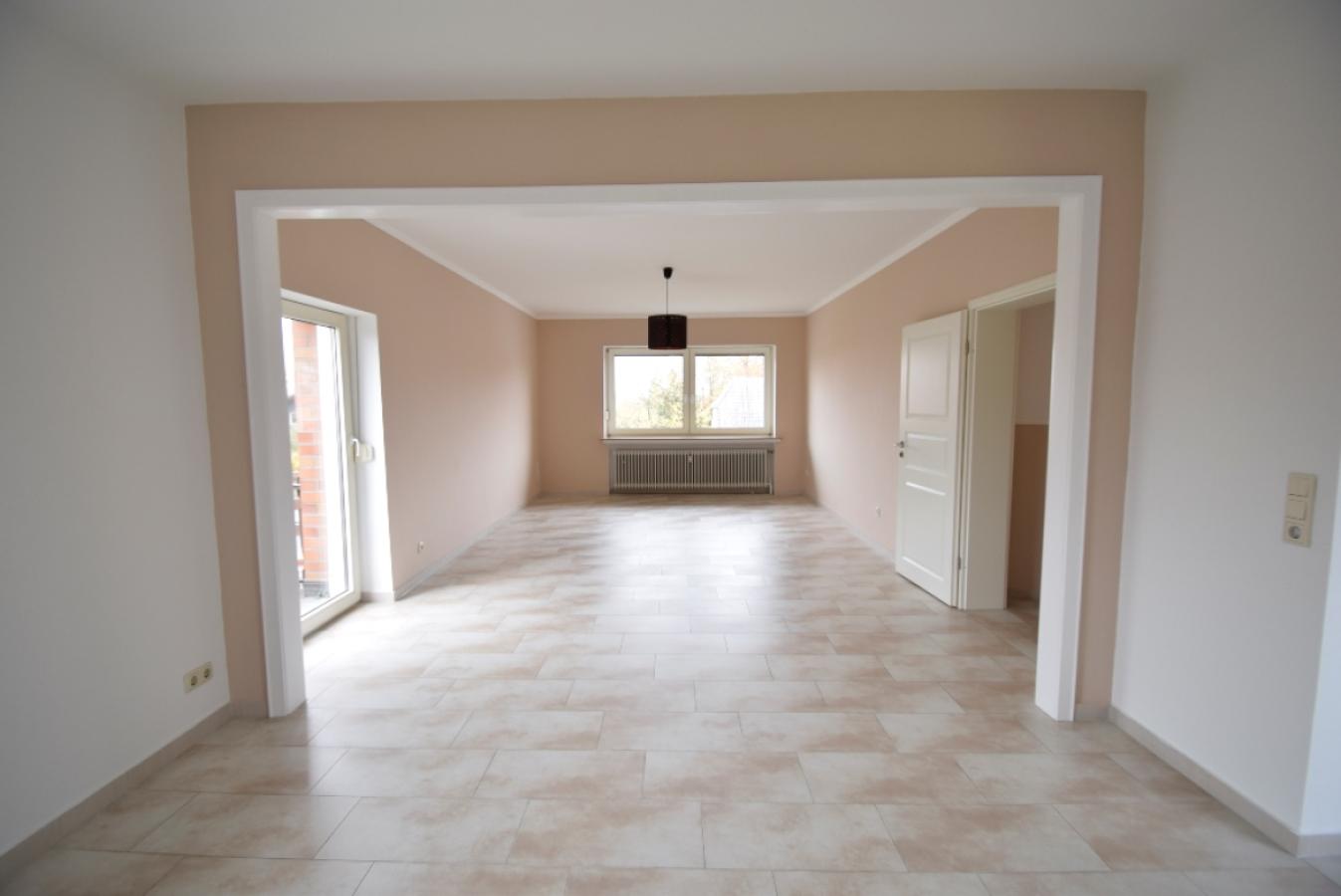 Blick ins Wohnzimmer vom Essbereich aus