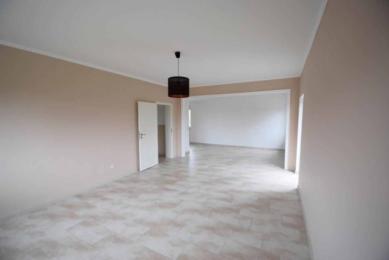 großes Wohn- und Esszimmer