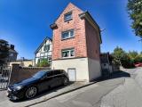 Hausfront mit Stellplatz
