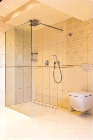 Bad mit Dusche DG