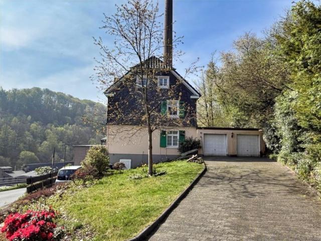 Hausansicht mit Vorgarten und Garagen