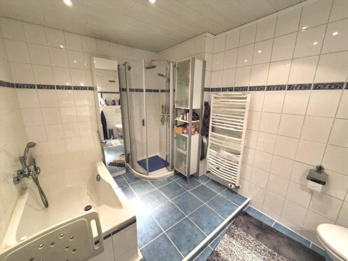Bad mit Badewanne und Dusche