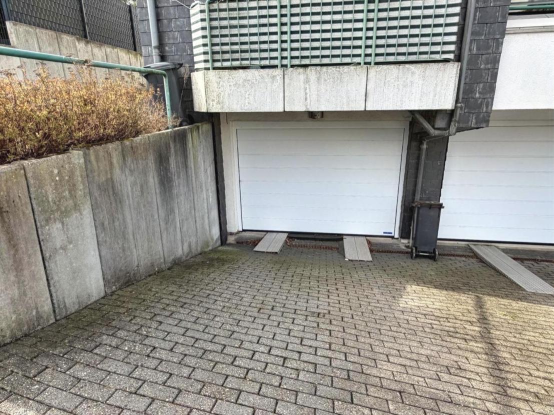 Garage und Stellplatz