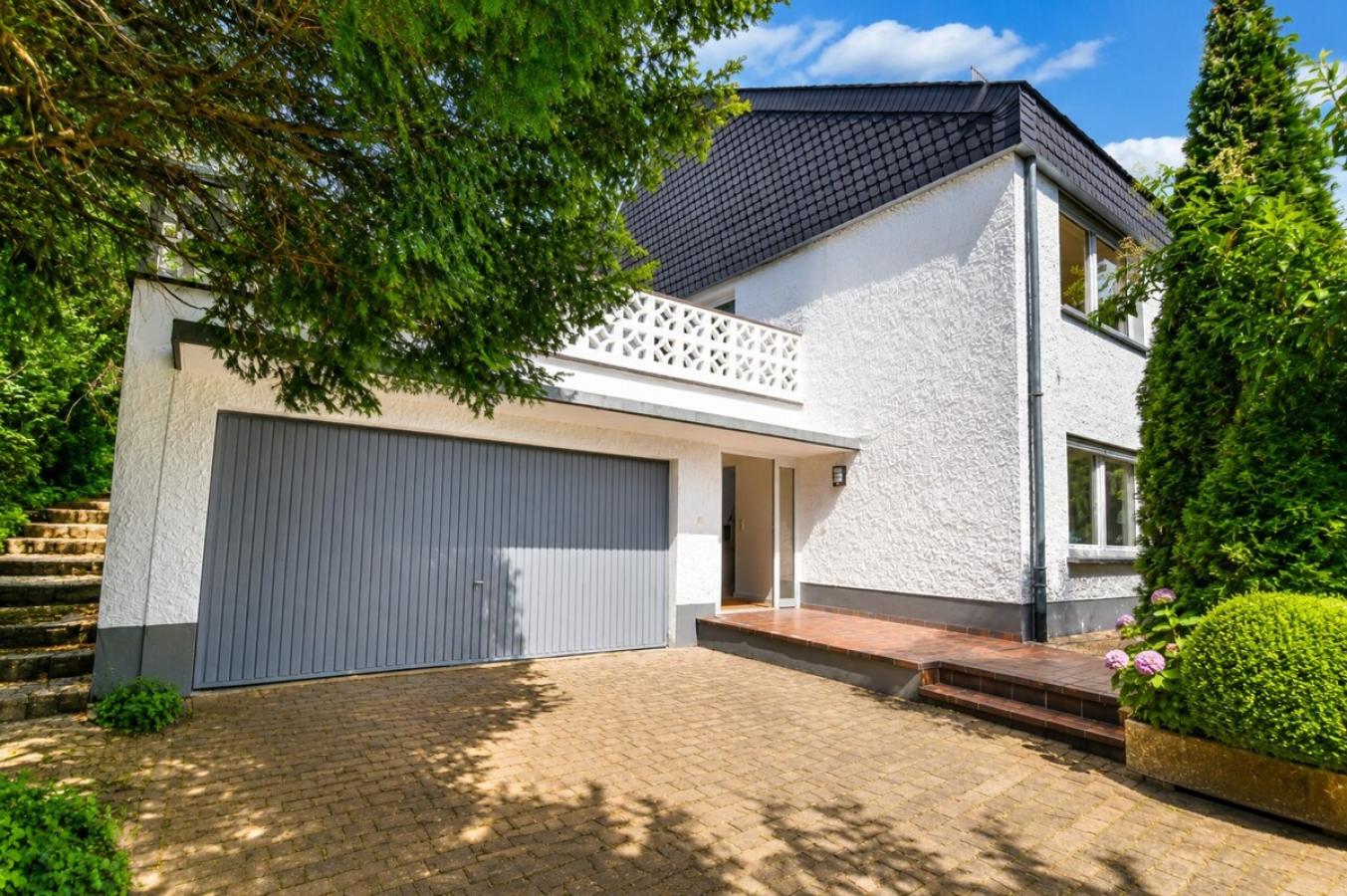 Garage und Einfahrt