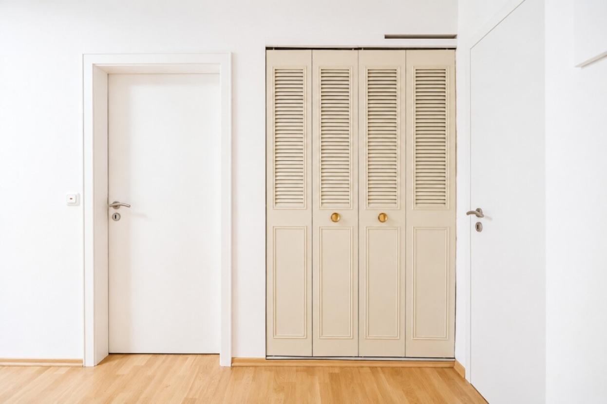 Wandschrank 1