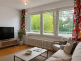 Wohnzimmer mit Fensterfront zum Balkon (virtuell aufbereitete Darstellung)