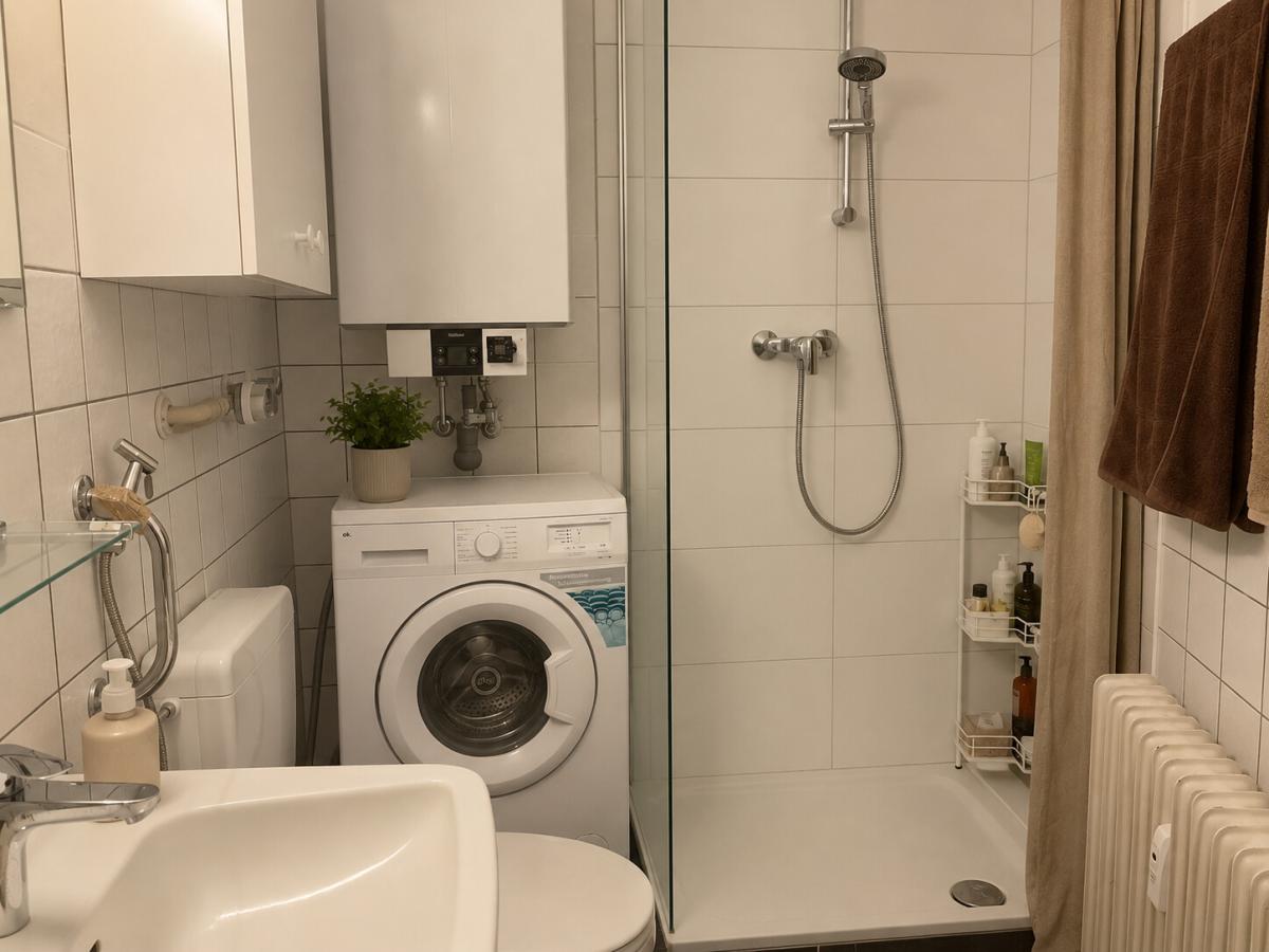 Bad mit Waschmaschinenanschluss und Dusche (virtuell aufbereitete Darstellung)
