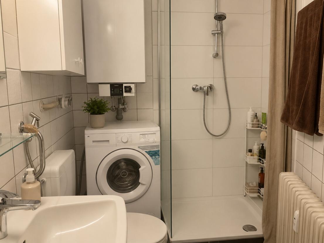 Bad mit Waschmaschinenanschluss und Dusche (virtuell aufbereitete Darstellung)